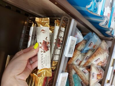 Godiva milk chocolate hazelnut 30g